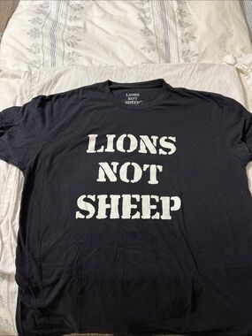 LIONS NOT SHEEP Black Graphic Short Sleeve Tee